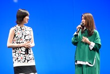 左からmilet、風吹ジュン。