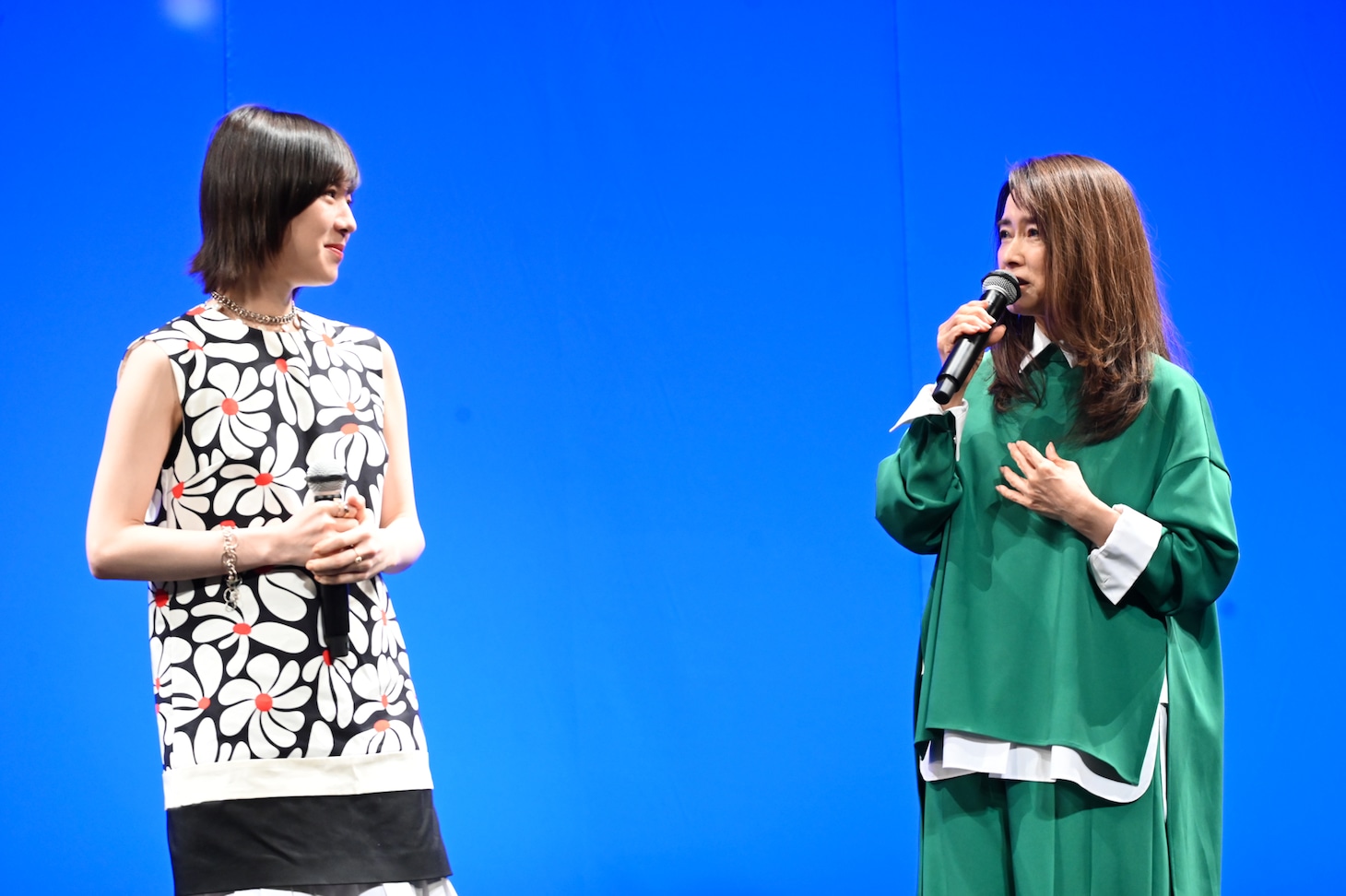 左からmilet、風吹ジュン。