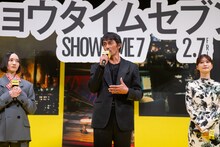 左からのっち、阿部寛、生見愛瑠。