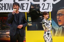 左から阿部寛、生見愛瑠。