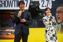 左から阿部寛、生見愛瑠。