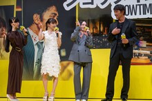 阿部寛（左）に自己紹介の流れを伝えるPerfume。