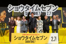 左からかしゆか、あ～ちゃん、のっち、阿部寛、生見愛瑠、吉田鋼太郎、渡辺一貴監督。