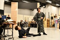 「浪人街」公開稽古より、入野自由（左）と丸山隆平（右）。