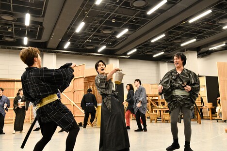 「浪人街」公開稽古より、入野自由(左)、入江甚儀(中央)、丸山隆平(右)。