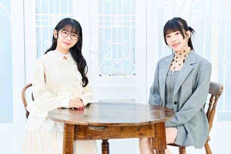 古川未鈴と相沢梨紗。©KADOKAWA / 写真：梁瀬玉実