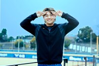 “ゆあビーム”のポーズを決める田宮裕涼。