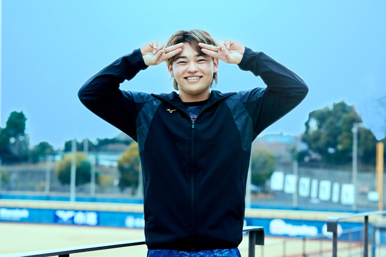 “ゆあビーム”のポーズを決める田宮裕涼。