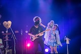 ヤマモトショウのギターソロをファンサうちわで盛り上げるたえこ(革命メロイック)