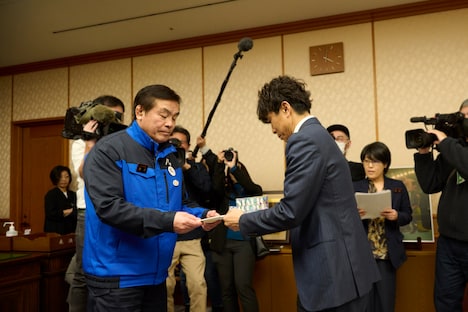 馳浩石川県知事に目録を贈呈する井ノ原快彦（右）。