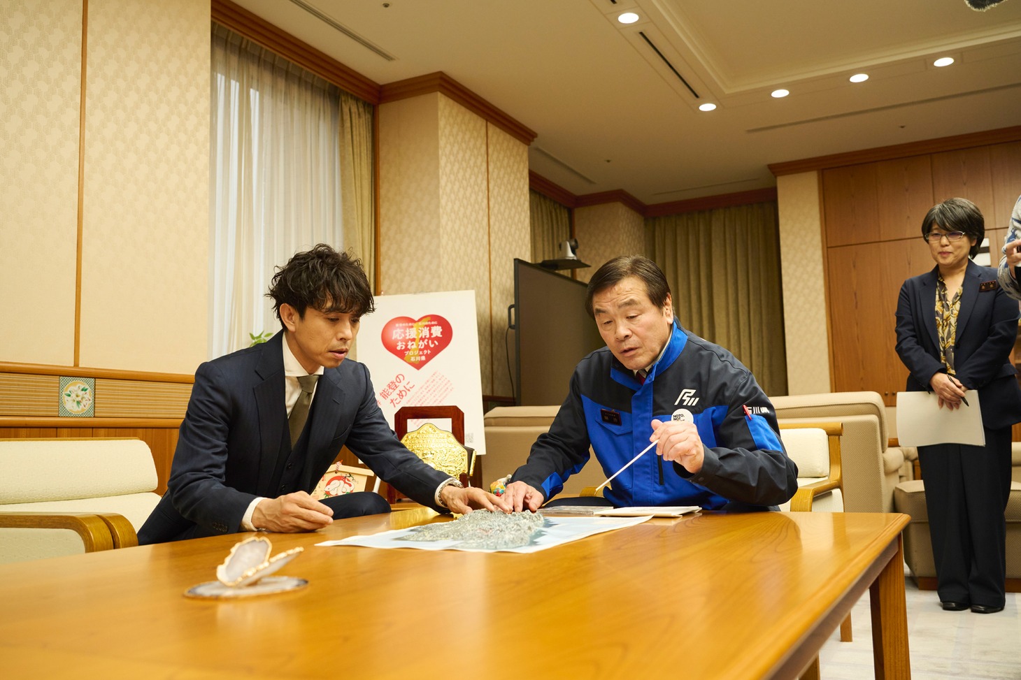 左から井ノ原快彦、馳浩石川県知事。