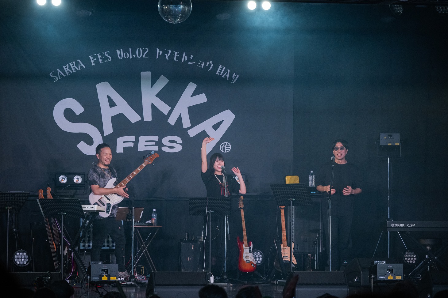 バンドメンバーの戸澤直希（B）、谷のばら（Cho）、ヤマモトショウ（G）。