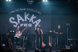 バンドメンバーの戸澤直希(B)、谷のばら(Cho)、ヤマモトショウ(G)。