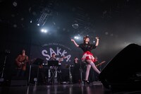 「decade feat. 逃げ水あむ」を歌う逃げ水あむ。