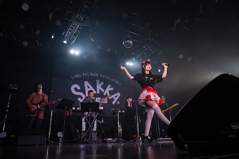 「decade feat. 逃げ水あむ」を歌う逃げ水あむ。