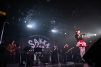 バンドメンバーに見守られソロでステージに立つ逃げ水あむ。