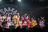 演者に埋もれるヤマモトショウ。