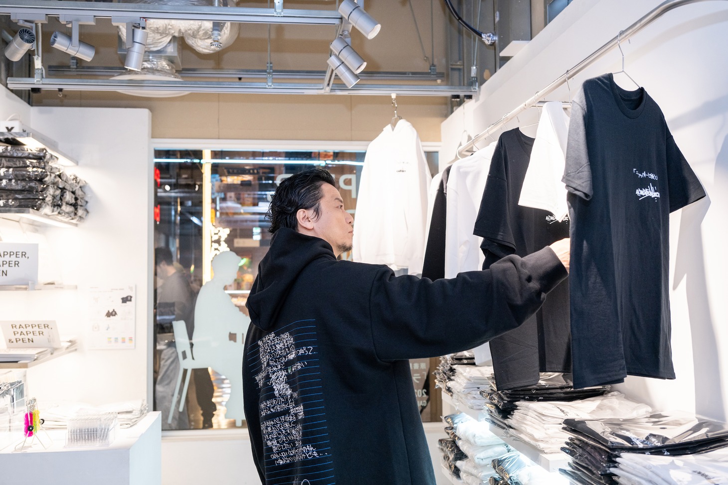 こだわりのアパレルグッズを確認するKREVA。