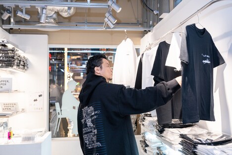 こだわりのアパレルグッズを確認するKREVA。