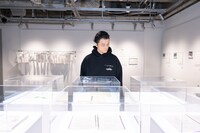 ノートはアクリルボックスの中に展示。