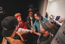 開演前に円陣を組むマックジャック。