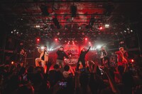 「Atty! Atty!（熱！熱！）」を披露するマックジャックとteppei＆KOPERU。