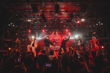 「Atty! Atty!（熱！熱！）」を披露するマックジャックとteppei＆KOPERU。