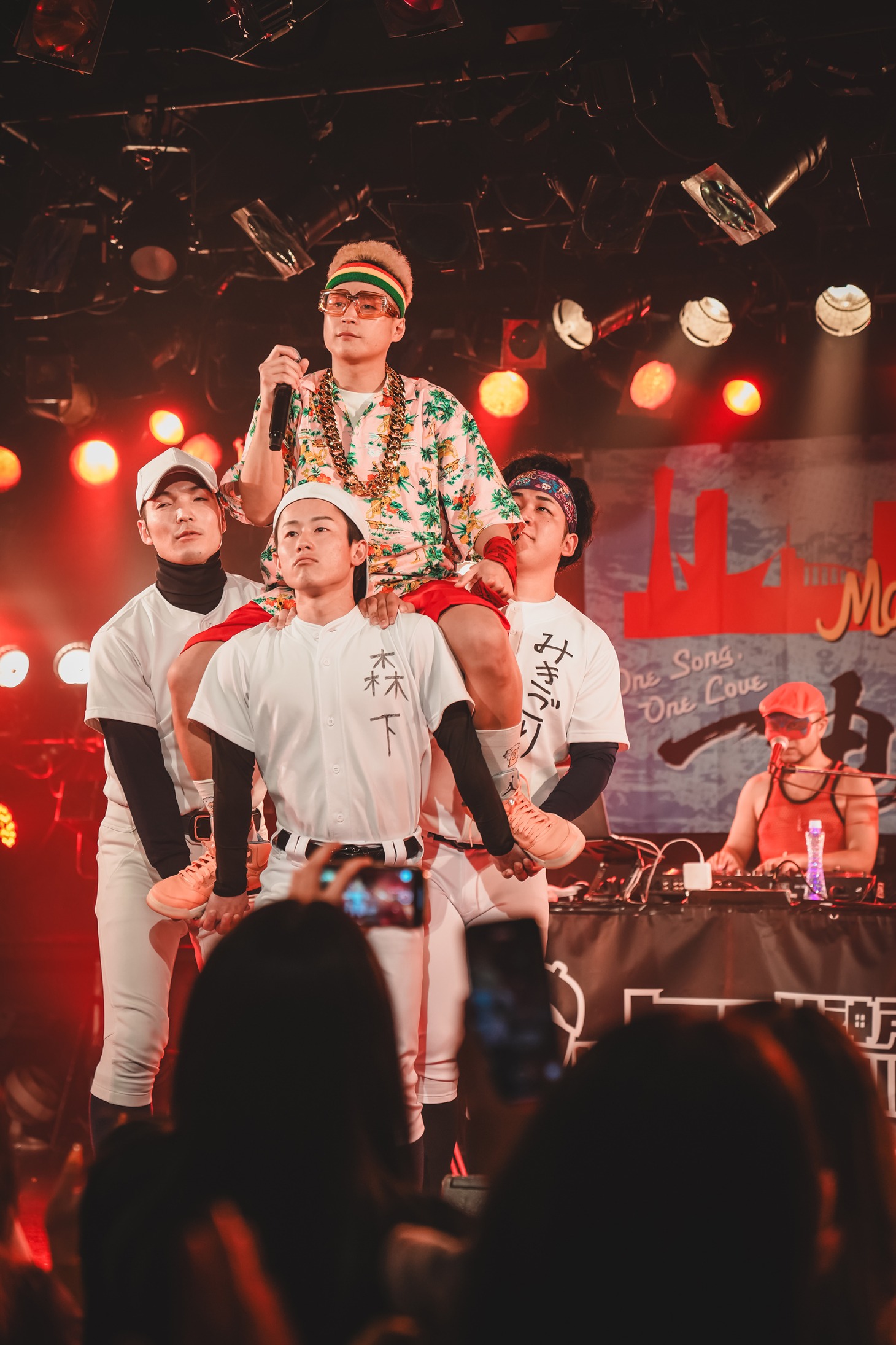 人間騎馬に乗って登場したジャガ先輩。