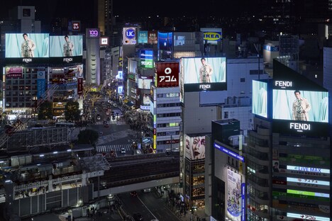 目黒蓮を起用したFENDIの広告が渋谷をジャックする様子。