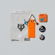 「BUMP OF CHICKEN TOUR ホームシック衛星2024 at ARIAKE ARENA」に同梱されるグッズのチャーム付きリフレクトキーリング、缶バッジセット、ジッパーバッグ。