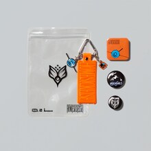 「BUMP OF CHICKEN TOUR ホームシック衛星2024 at ARIAKE ARENA」に同梱されるグッズのチャーム付きリフレクトキーリング、缶バッジセット、ジッパーバッグ。