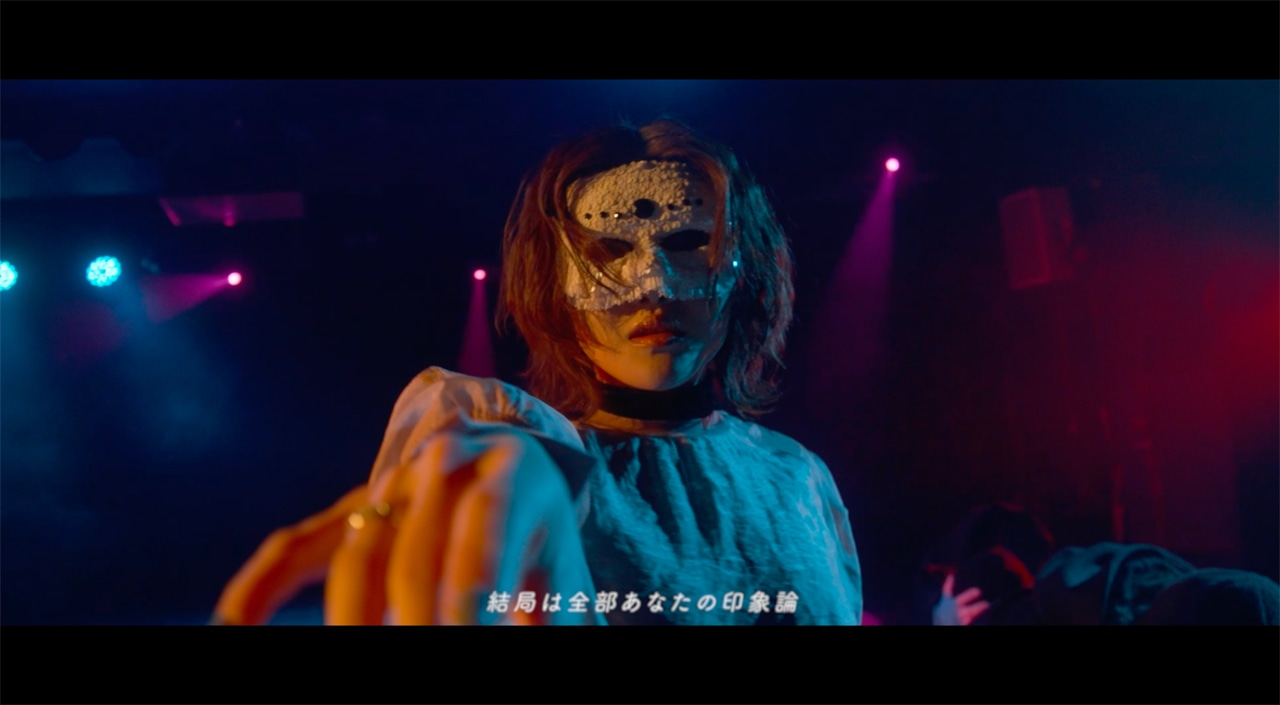 Jinis「いないいないばあ」MVのワンシーン。