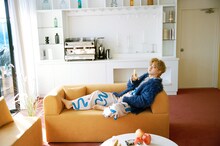 パジャマ姿でバナナを食べるユーキ（超特急）。©︎SDP