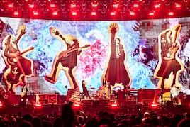 GLAYが過去と現在をつなぎ、“30年分の愛”を伝えた横浜アリーナ公演レポート