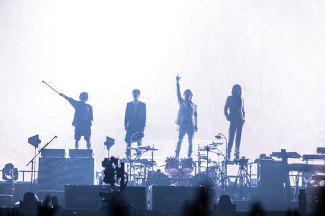 4人のシルエットが浮かび上がる、観客を沸かせた登場シーン。(撮影:岡田裕介)