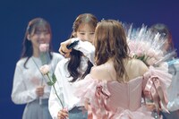 佐々木久美と東村芽依。（撮影：上山陽介）