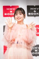 手を振る近藤沙瑛子（#ババババンビ）。