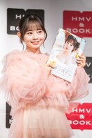 写真集「One」をアピールする近藤沙瑛子（#ババババンビ）。