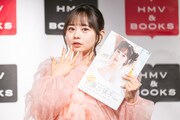 写真集「One」の表紙と同じポーズをとる近藤沙瑛子(#ババババンビ)。
