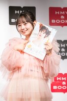 写真集「One」をアピールする近藤沙瑛子（#ババババンビ）。