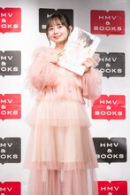 写真集「One」をアピールする近藤沙瑛子（#ババババンビ）。