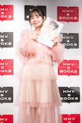 写真集「One」をアピールする近藤沙瑛子(#ババババンビ)。