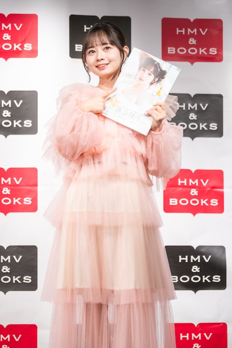 写真集「One」をアピールする近藤沙瑛子(#ババババンビ)。