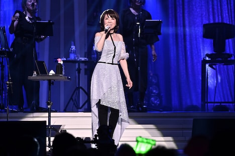 伊藤蘭が動くたび光を放っていたシルバーのドレス。（撮影：吉原朱美）