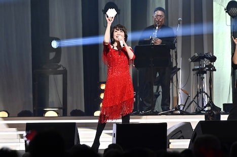 キャンディーズの楽曲を熱唱する伊藤蘭。（撮影：吉原朱美）