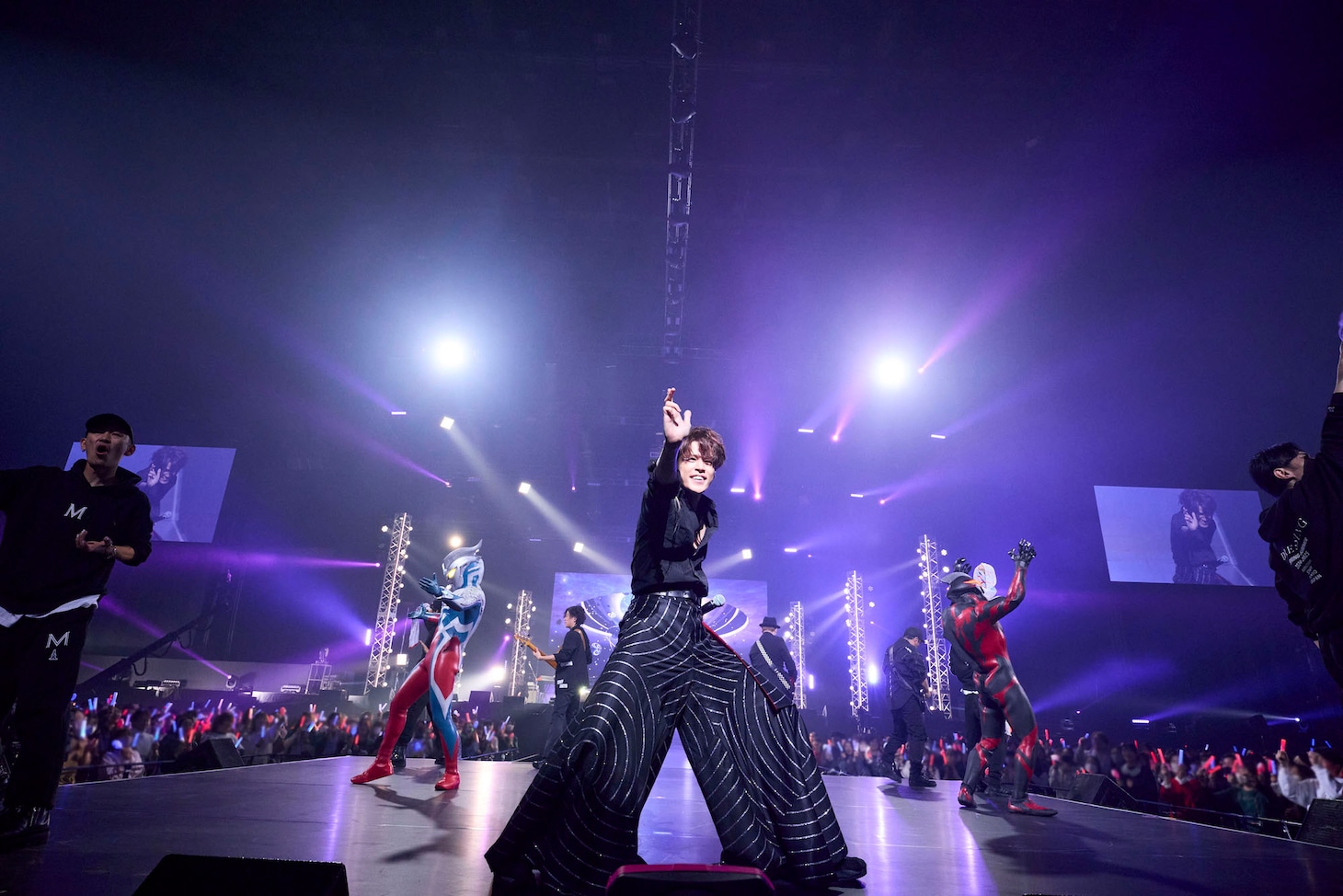 宮野真守「MAMORU MIYANO LIVE TOUR 2024-2025 ～DRESSING!～」千葉・LaLa arena TOKYO-BAY公演の様子。©円谷プロ