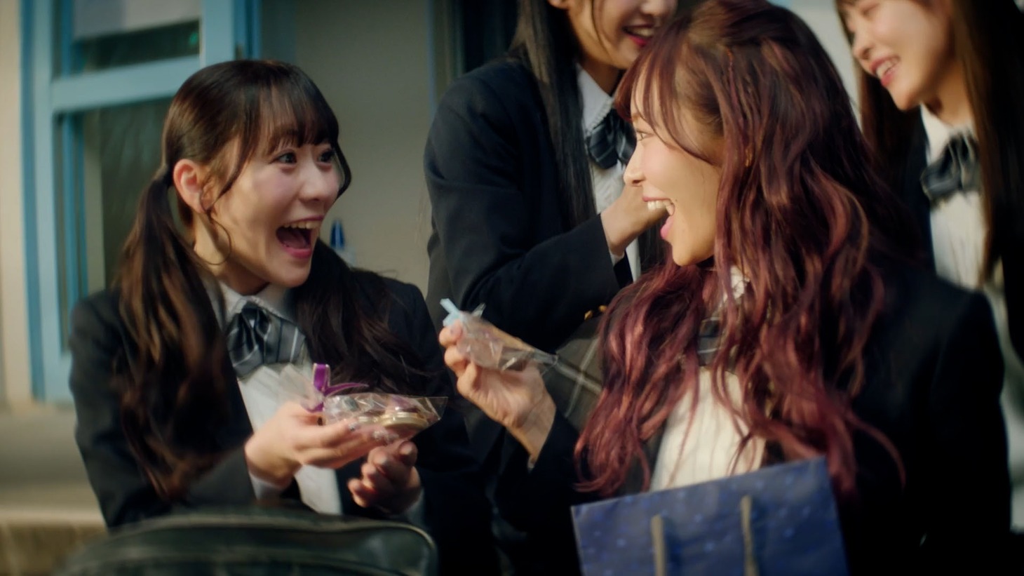 テレビCM「meiji♡FRUITS ZIPPERの手作りバレンタイン～楽しい時間を手作りしよう～」より。