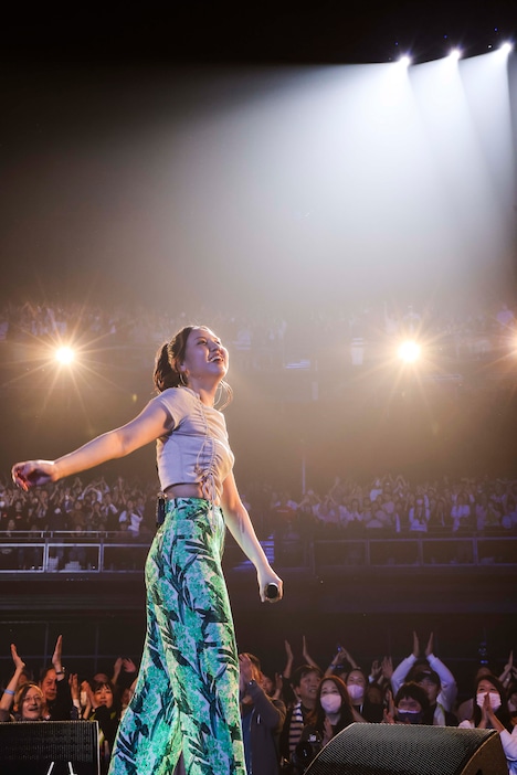 「阿部真央らいぶ2025 -15th ANNIVERSARY- at 東京ガーデンシアター」の様子。（撮影：森好弘）