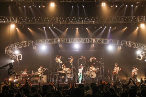 「阿部真央らいぶ2025 -15th ANNIVERSARY- at 東京ガーデンシアター」の様子。（撮影：森好弘）