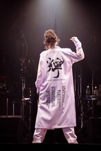 特攻服を着た阿部真央。オリジナルのポエムがあしらわれている。（撮影：森好弘）